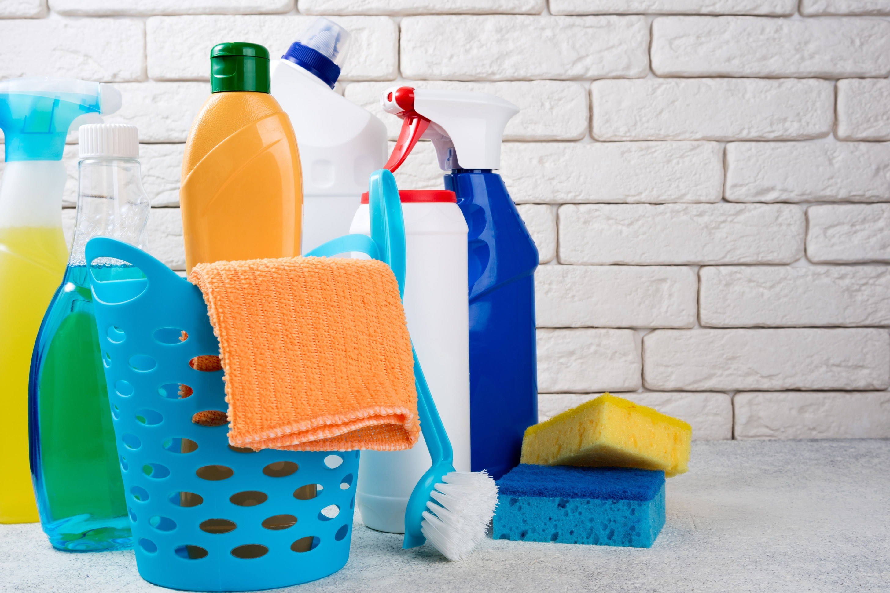 canasta con productos básicos de limpieza.